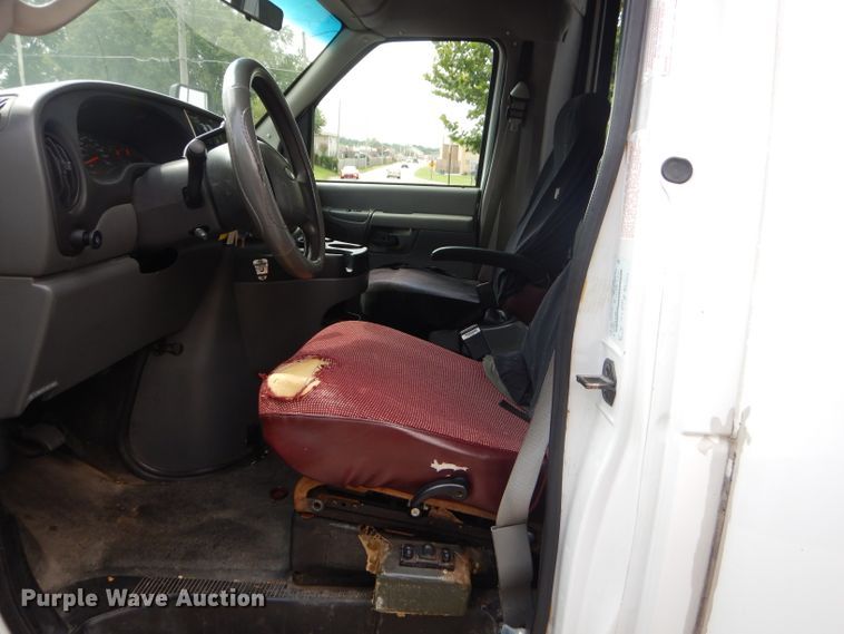 image for item FC9906 2006 Ford E350 shuttle bus