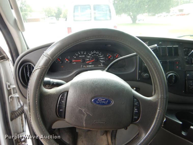 image for item FC9906 2006 Ford E350 shuttle bus