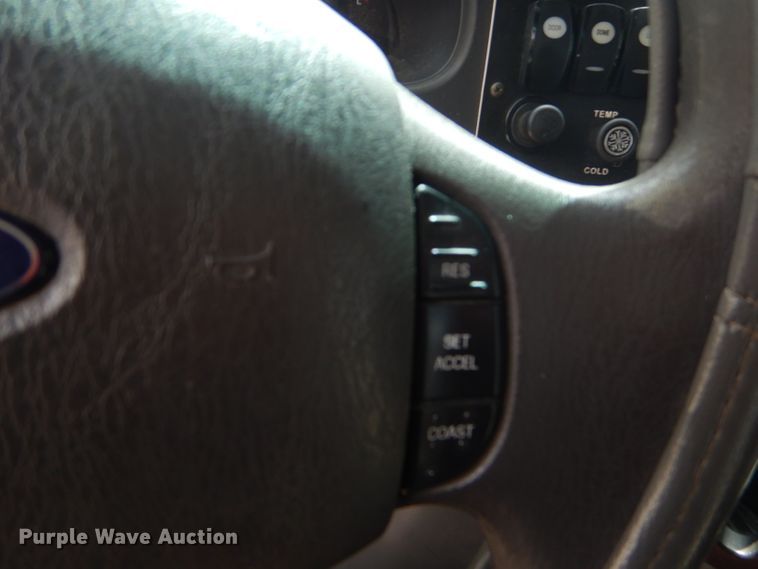 image for item FC9906 2006 Ford E350 shuttle bus