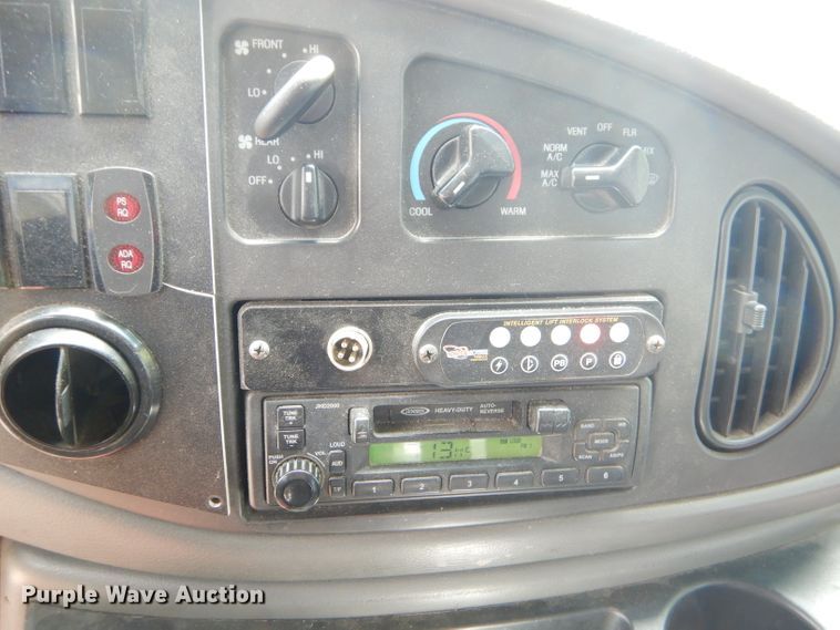 image for item FC9906 2006 Ford E350 shuttle bus