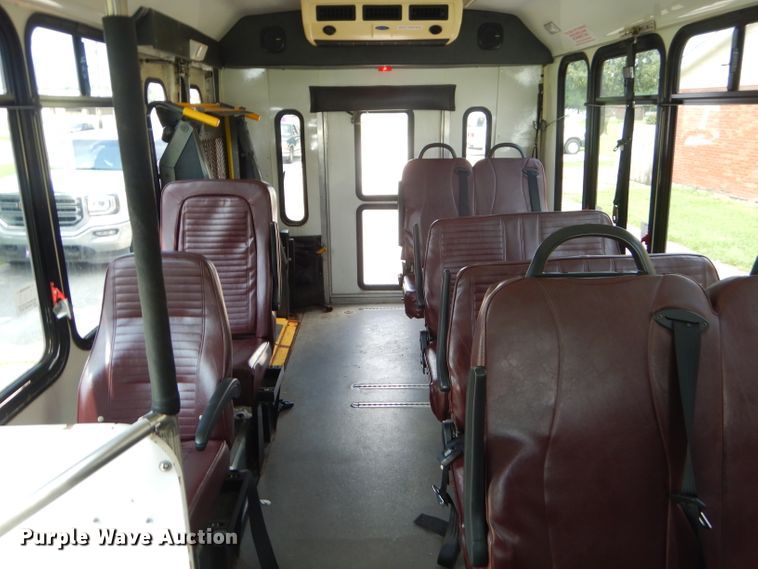 image for item FC9906 2006 Ford E350 shuttle bus