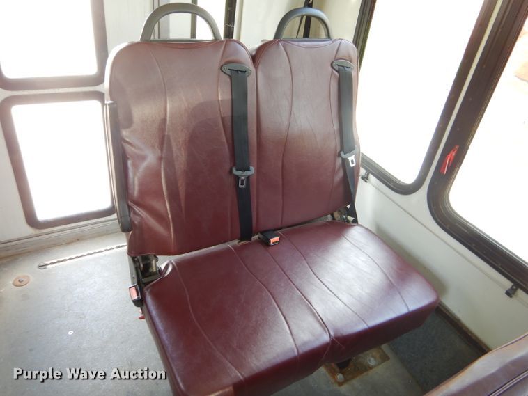 image for item FC9906 2006 Ford E350 shuttle bus