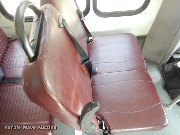 image for item FC9906 2006 Ford E350 shuttle bus