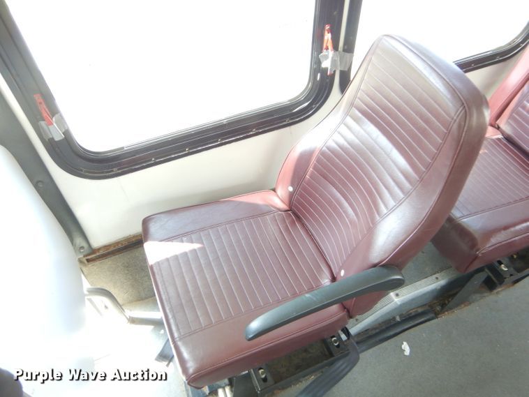 image for item FC9906 2006 Ford E350 shuttle bus