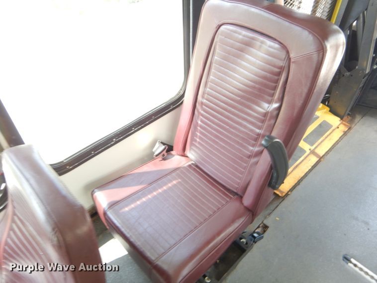 image for item FC9906 2006 Ford E350 shuttle bus