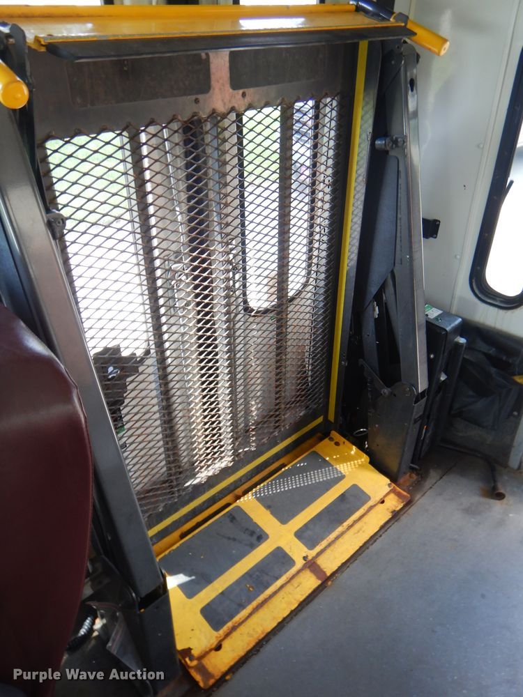 image for item FC9906 2006 Ford E350 shuttle bus