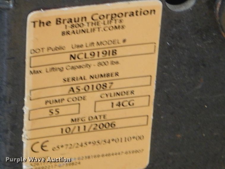 image for item FC9906 2006 Ford E350 shuttle bus