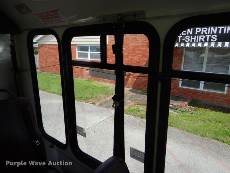 image for item FC9906 2006 Ford E350 shuttle bus