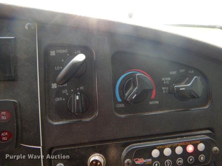 image for item FC9906 2006 Ford E350 shuttle bus