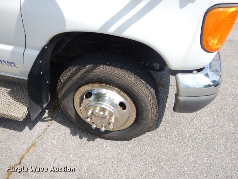 image for item FC9906 2006 Ford E350 shuttle bus