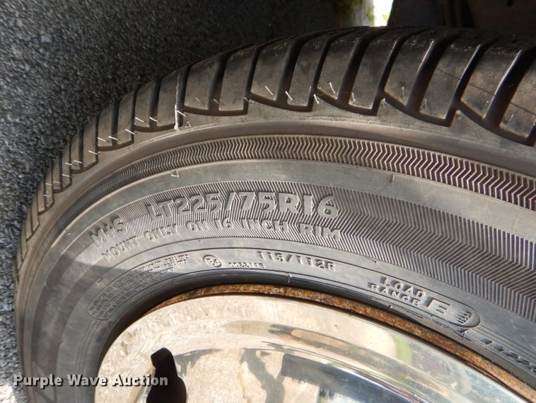 image for item FC9906 2006 Ford E350 shuttle bus