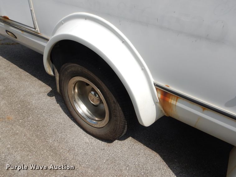 image for item FC9906 2006 Ford E350 shuttle bus