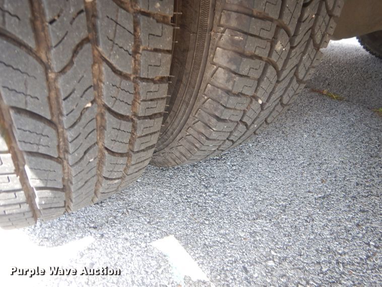 image for item FC9906 2006 Ford E350 shuttle bus