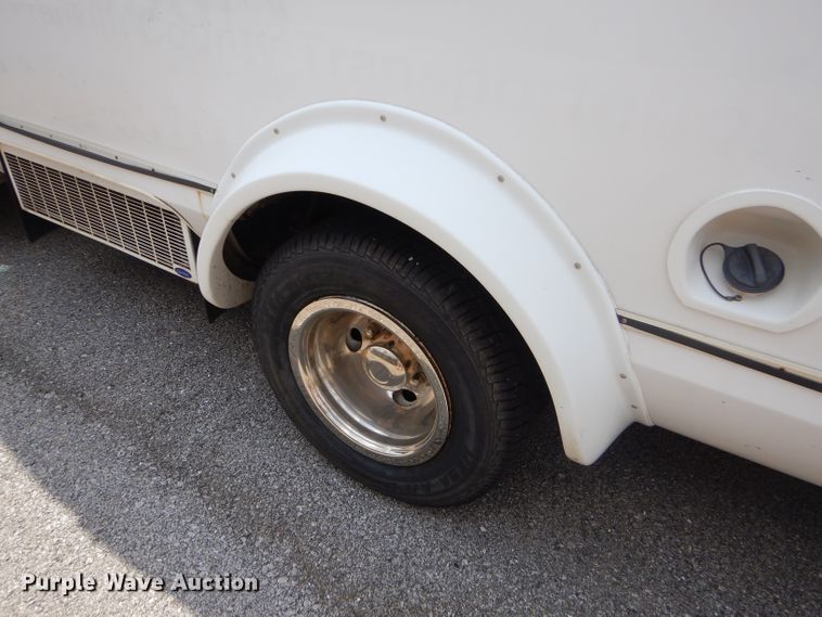 image for item FC9906 2006 Ford E350 shuttle bus