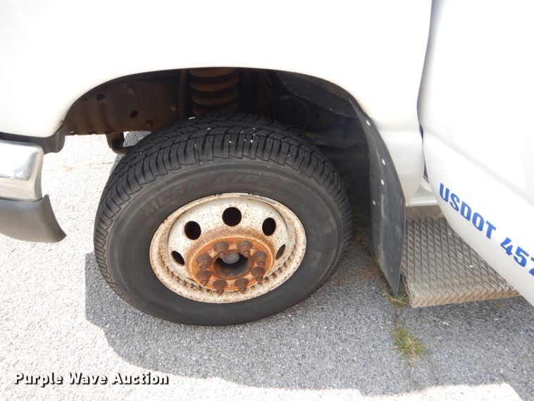 image for item FC9906 2006 Ford E350 shuttle bus