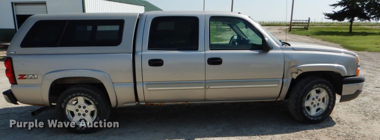 image for item FG9770 2004 Chevrolet Silverado 1500 Crew Cab pickup truck