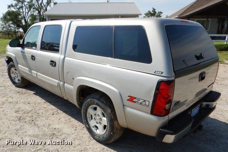 image for item FG9770 2004 Chevrolet Silverado 1500 Crew Cab pickup truck