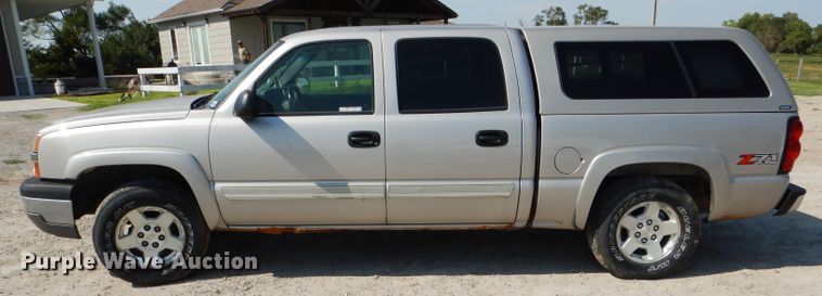 image for item FG9770 2004 Chevrolet Silverado 1500 Crew Cab pickup truck