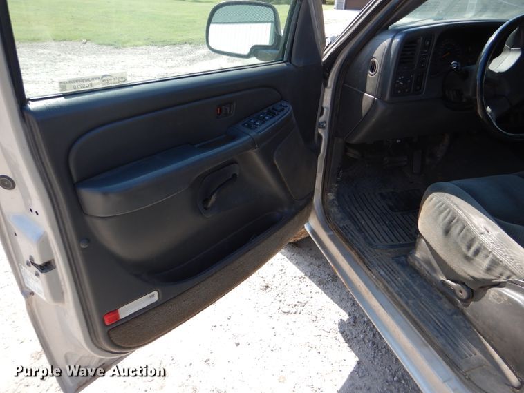 image for item FG9770 2004 Chevrolet Silverado 1500 Crew Cab pickup truck