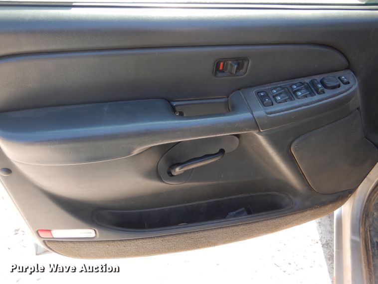 image for item FG9770 2004 Chevrolet Silverado 1500 Crew Cab pickup truck