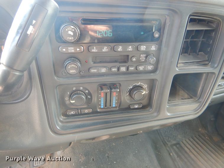 image for item FG9770 2004 Chevrolet Silverado 1500 Crew Cab pickup truck