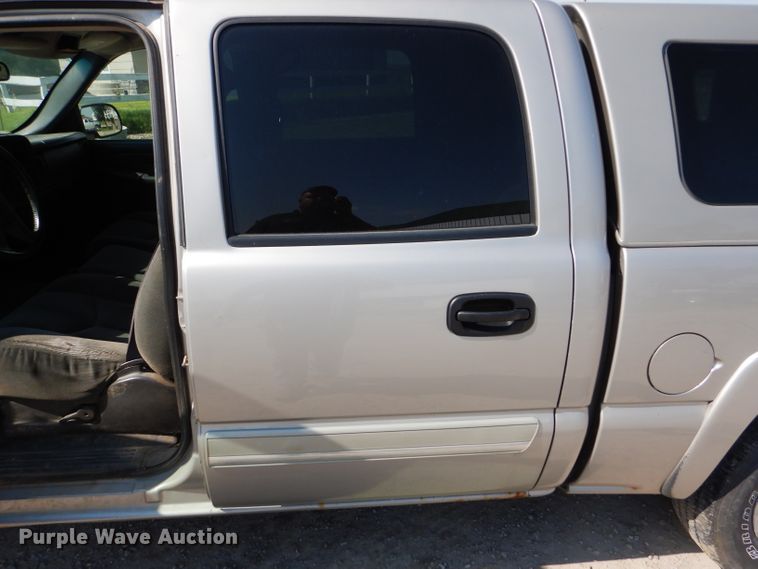 image for item FG9770 2004 Chevrolet Silverado 1500 Crew Cab pickup truck