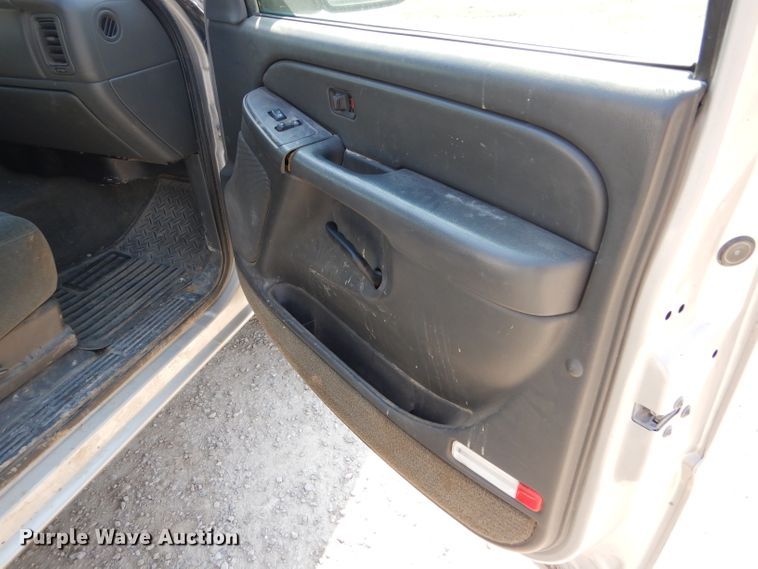 image for item FG9770 2004 Chevrolet Silverado 1500 Crew Cab pickup truck