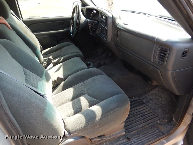 image for item FG9770 2004 Chevrolet Silverado 1500 Crew Cab pickup truck