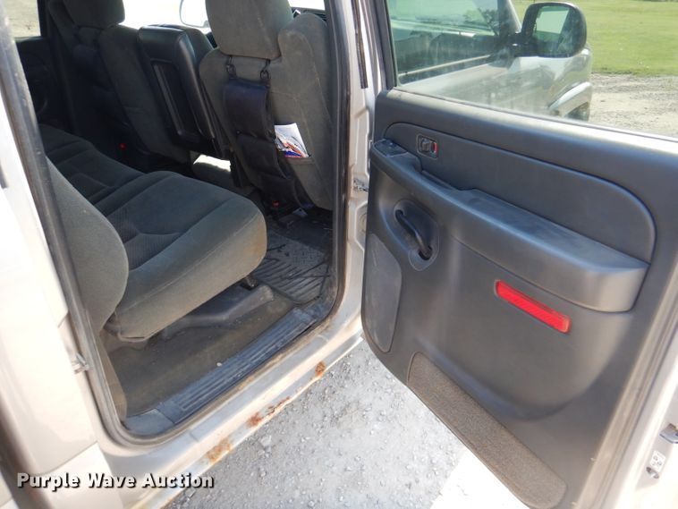 image for item FG9770 2004 Chevrolet Silverado 1500 Crew Cab pickup truck