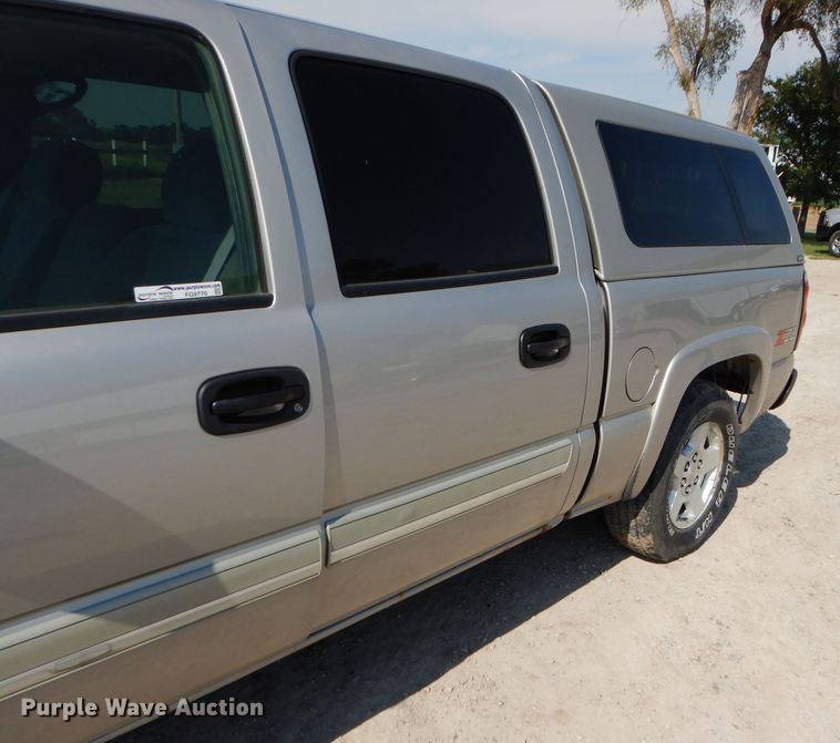 image for item FG9770 2004 Chevrolet Silverado 1500 Crew Cab pickup truck