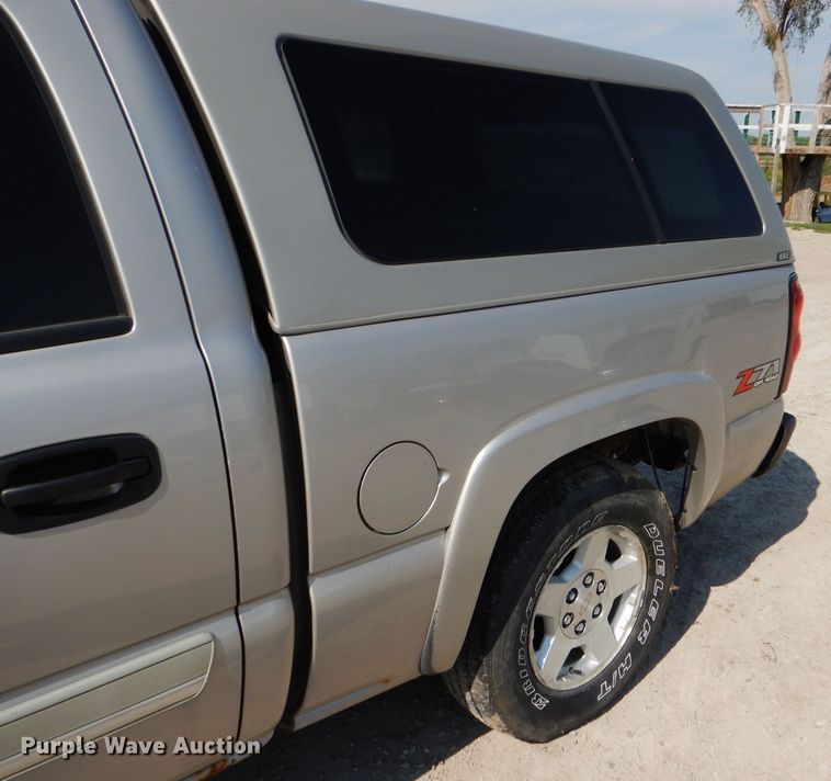 image for item FG9770 2004 Chevrolet Silverado 1500 Crew Cab pickup truck