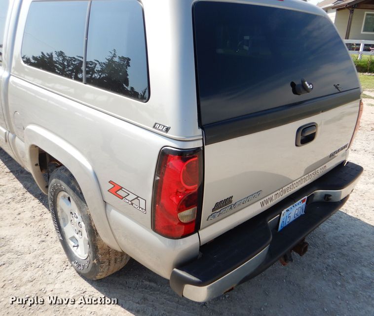 image for item FG9770 2004 Chevrolet Silverado 1500 Crew Cab pickup truck