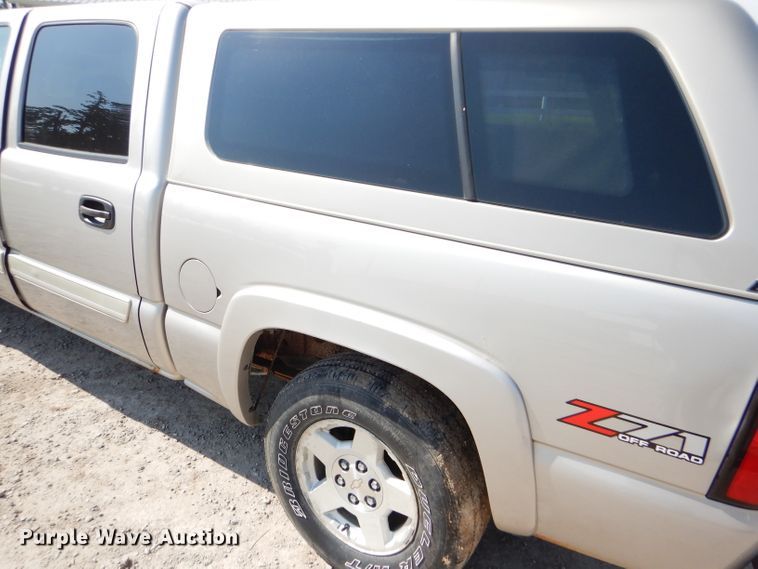 image for item FG9770 2004 Chevrolet Silverado 1500 Crew Cab pickup truck