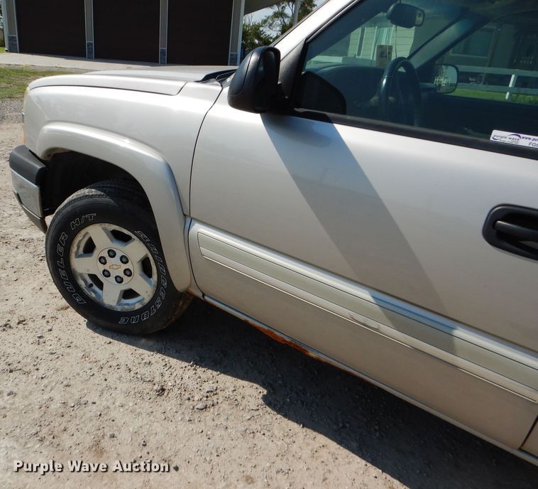 image for item FG9770 2004 Chevrolet Silverado 1500 Crew Cab pickup truck