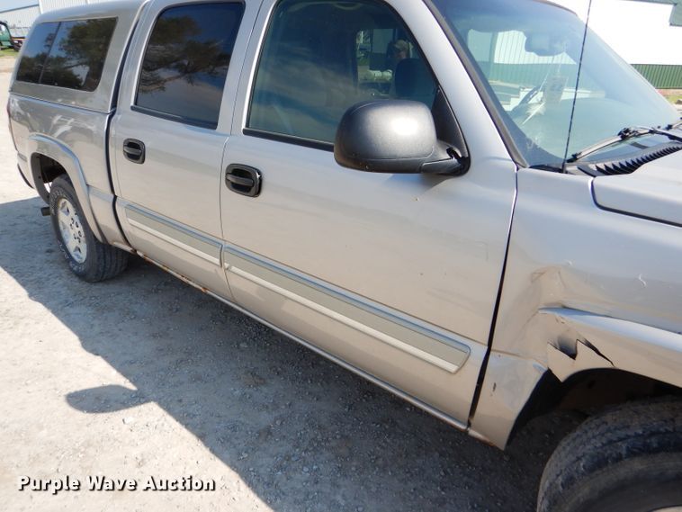 image for item FG9770 2004 Chevrolet Silverado 1500 Crew Cab pickup truck