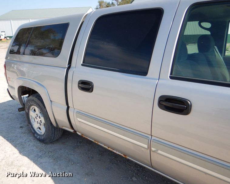 image for item FG9770 2004 Chevrolet Silverado 1500 Crew Cab pickup truck