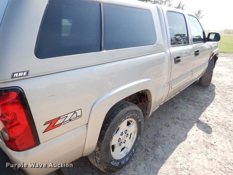 image for item FG9770 2004 Chevrolet Silverado 1500 Crew Cab pickup truck