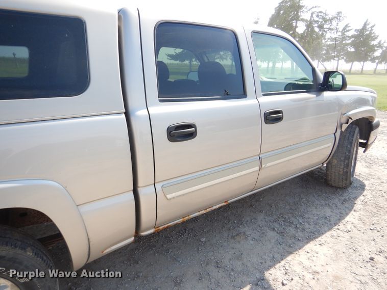 image for item FG9770 2004 Chevrolet Silverado 1500 Crew Cab pickup truck