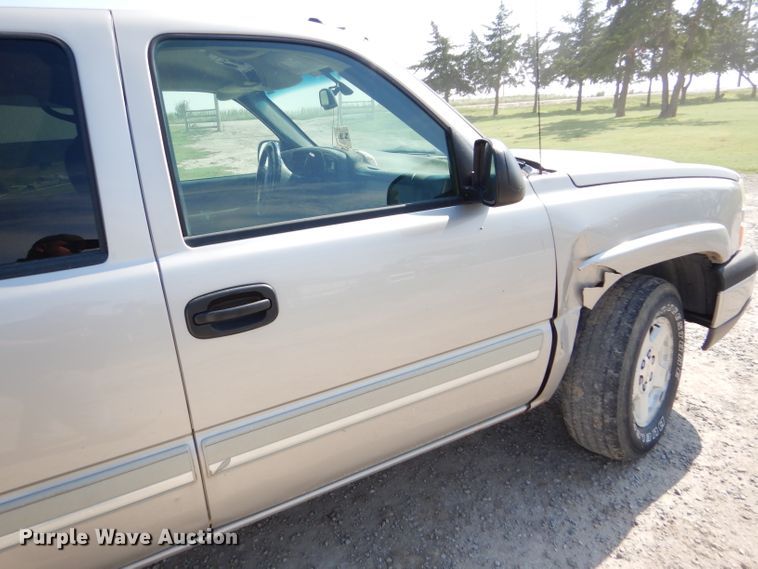 image for item FG9770 2004 Chevrolet Silverado 1500 Crew Cab pickup truck