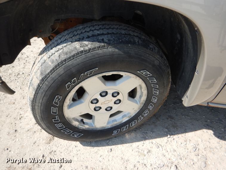 image for item FG9770 2004 Chevrolet Silverado 1500 Crew Cab pickup truck