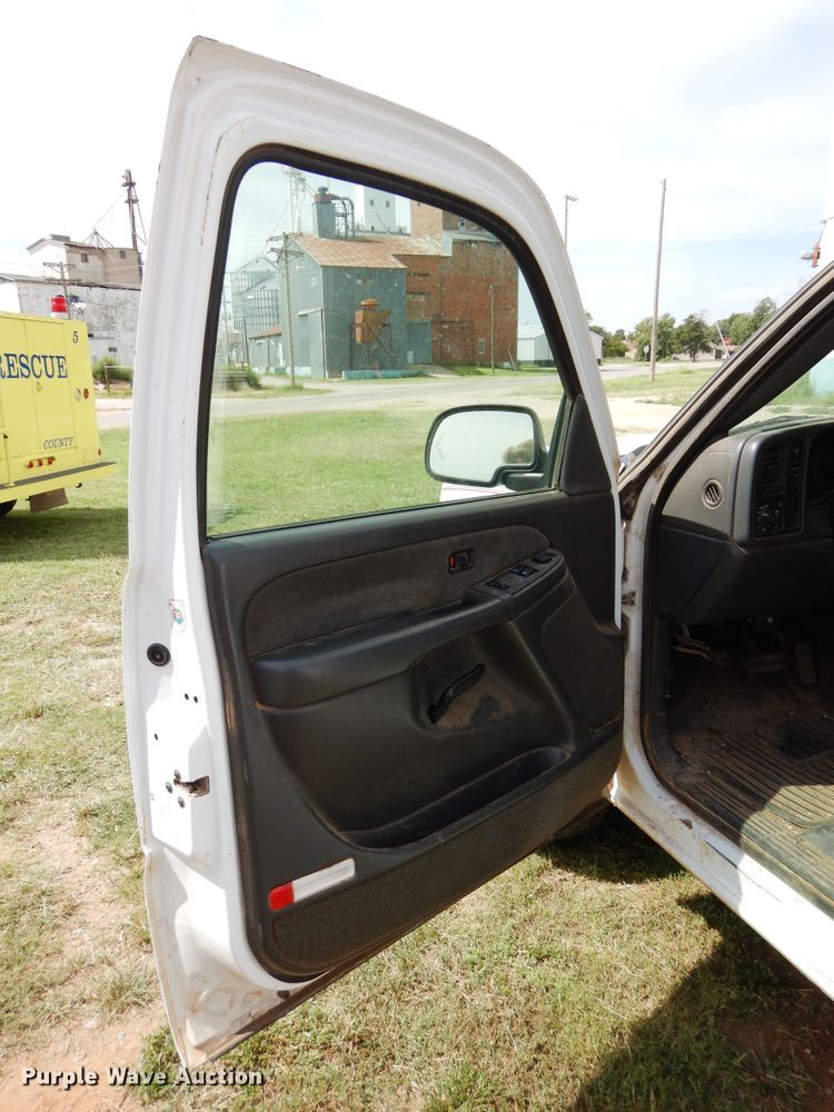 image for item FK9752 2003 Chevrolet Silverado 1500 pickup truck