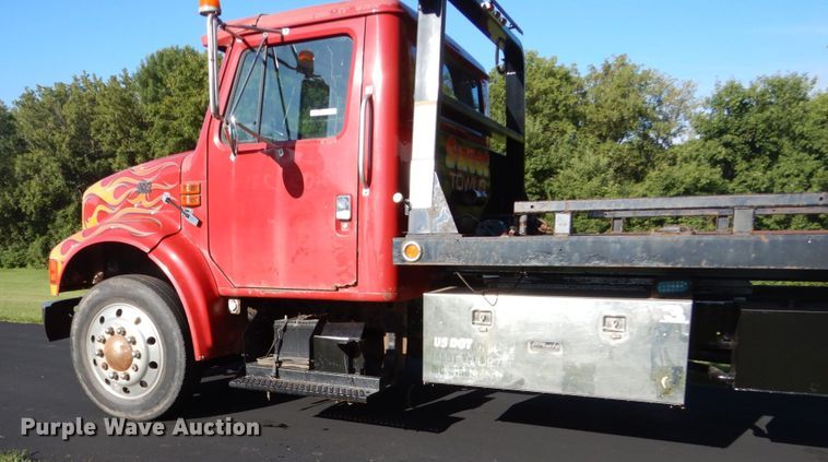 image for item FU9415 1999 International 4700 rollback truck