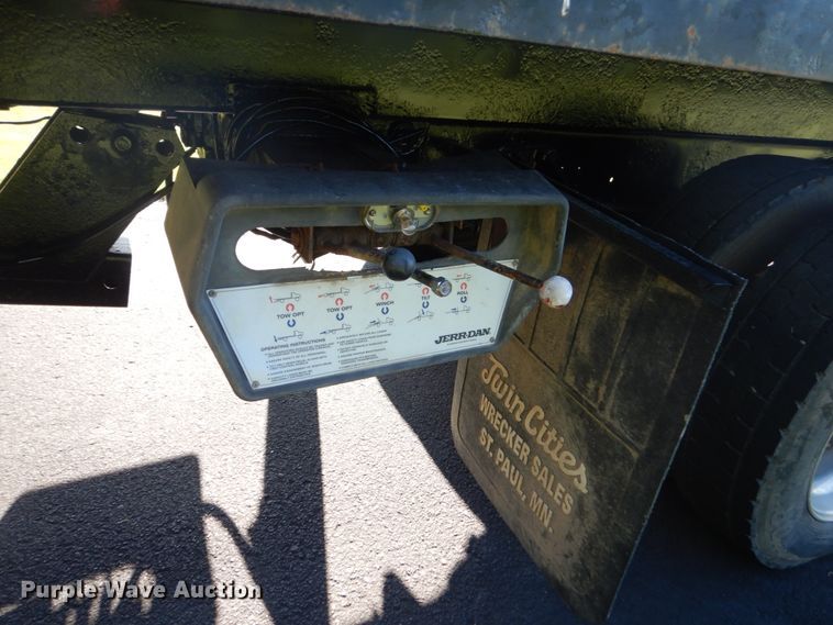 image for item FU9415 1999 International 4700 rollback truck