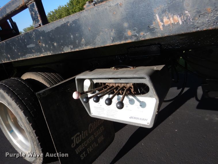 image for item FU9415 1999 International 4700 rollback truck