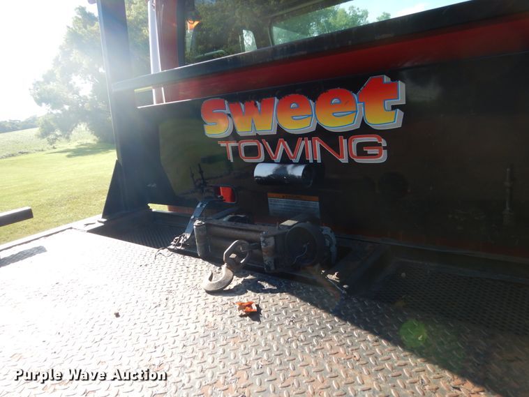 image for item FU9415 1999 International 4700 rollback truck