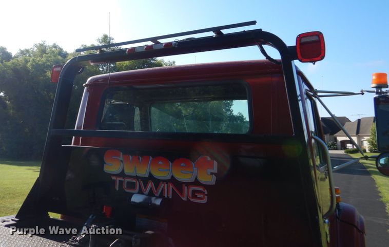 image for item FU9415 1999 International 4700 rollback truck