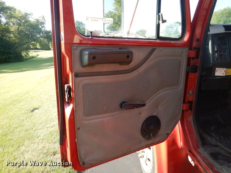 image for item FU9415 1999 International 4700 rollback truck