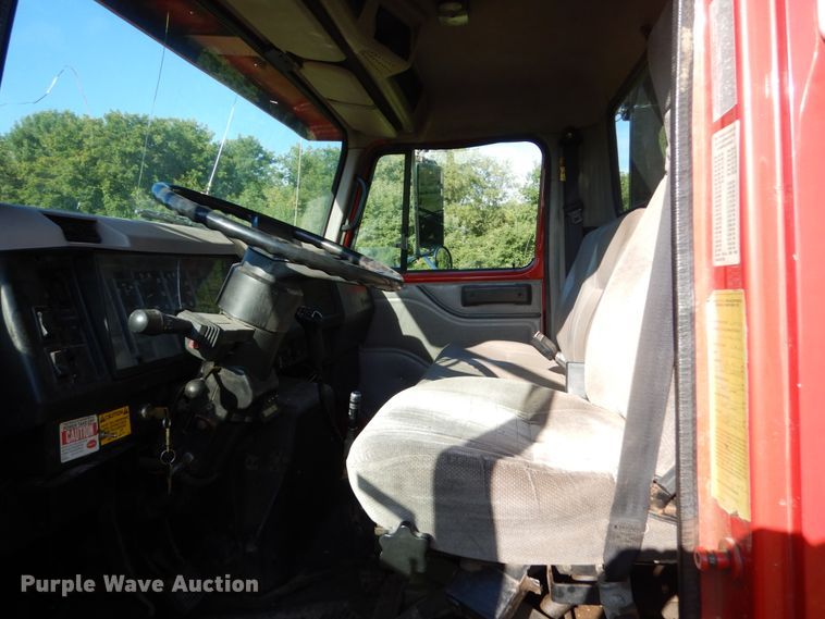 image for item FU9415 1999 International 4700 rollback truck