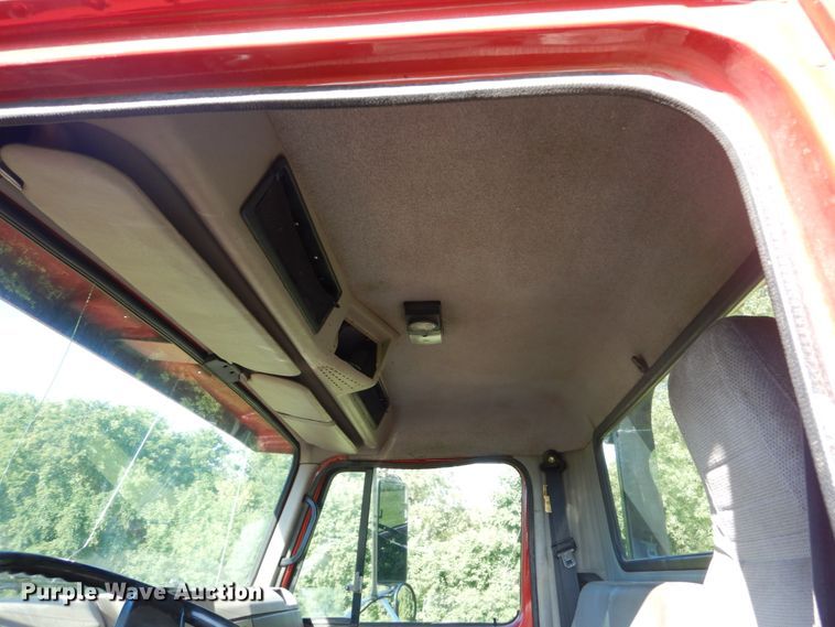 image for item FU9415 1999 International 4700 rollback truck