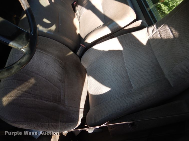 image for item FU9415 1999 International 4700 rollback truck